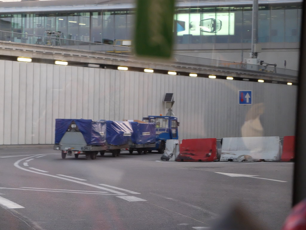 Zwei große Fahrradkisten sind erkennbar