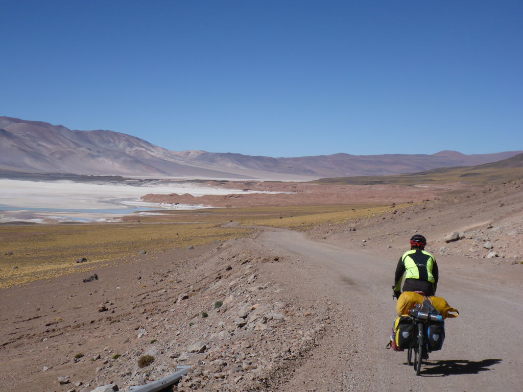 Hinab zum Salar Aquas Caliente und Piedras Rojas