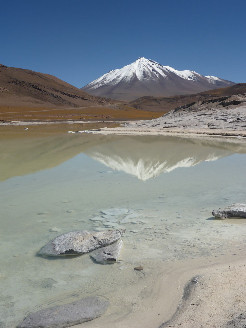 Vulkan in und hinter Salzwasserlagune